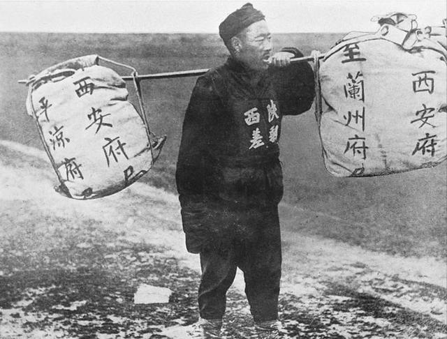 老照片再现:几名美军黑人士兵当街强暴一名女日女人,罪有应得