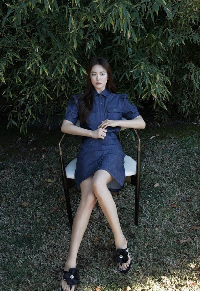 宋慧乔新写真曝光,高开叉牛仔裙配低胸吊带,好身材一览无余
