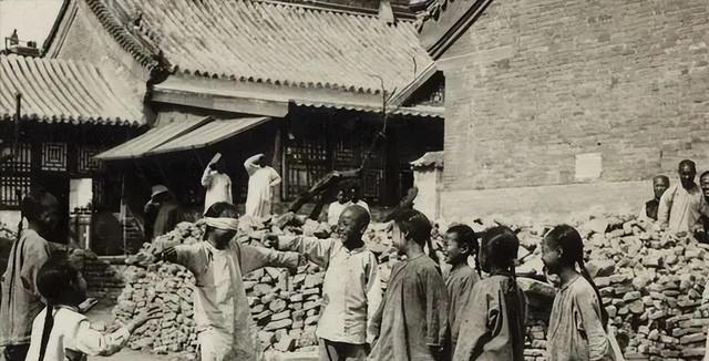 老照片再现:几名美军黑人士兵当街强暴一名女日女人,罪有应得