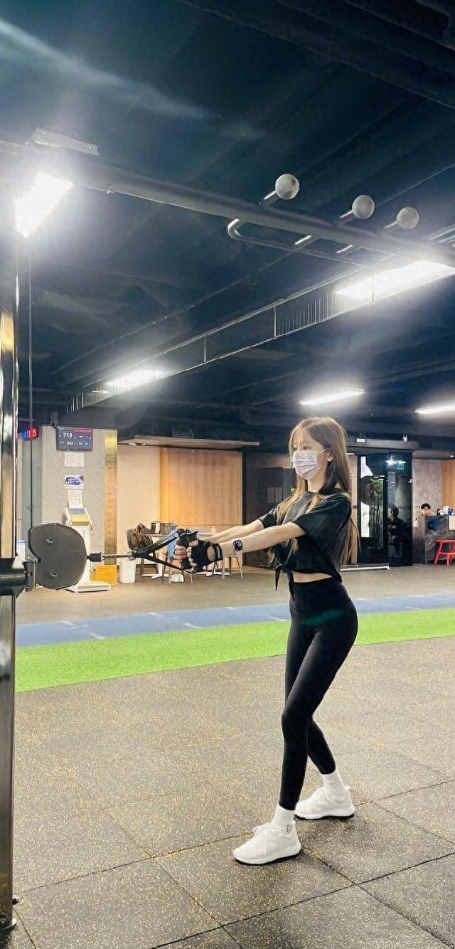 王心凌一弯腰,网友直呼女神太美了