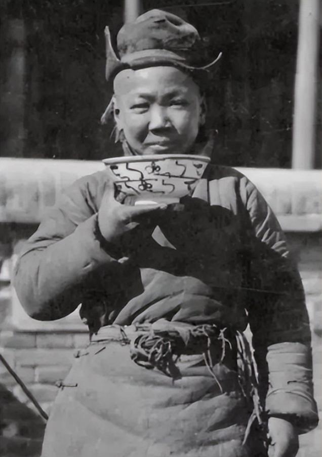 老照片再现:几名美军黑人士兵当街强暴一名女日女人,罪有应得