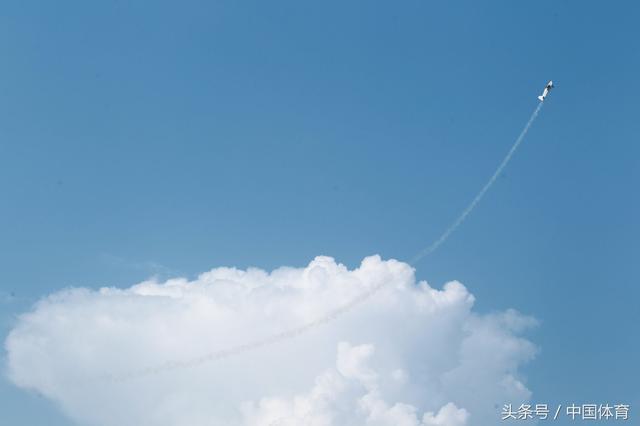 全运会航空模型比赛次日 美女轻装驾驶F16升空
