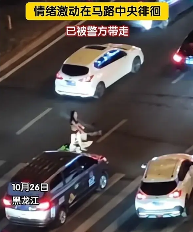 劲爆,美女当街脱衣? 知情者爆原因 警方介入,网友评论身材太好了