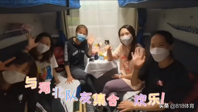 萌翻!跳水冠军王涵大巴上捏脸张家齐,肉肉的小脸蛋嫩得能掐出水
