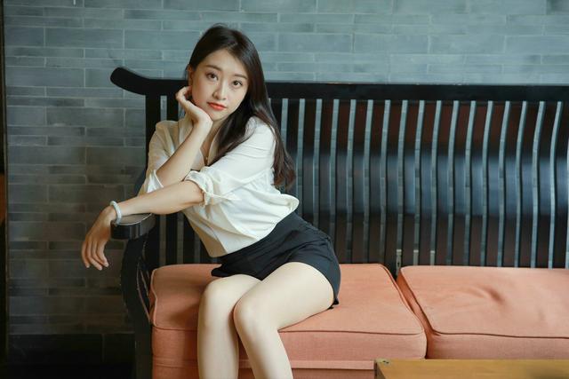 沙发上的性感丝袜高跟模特小婕