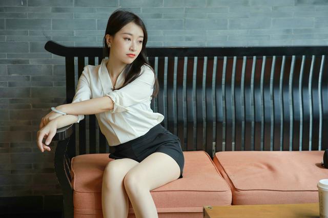 沙发上的性感丝袜高跟模特小婕