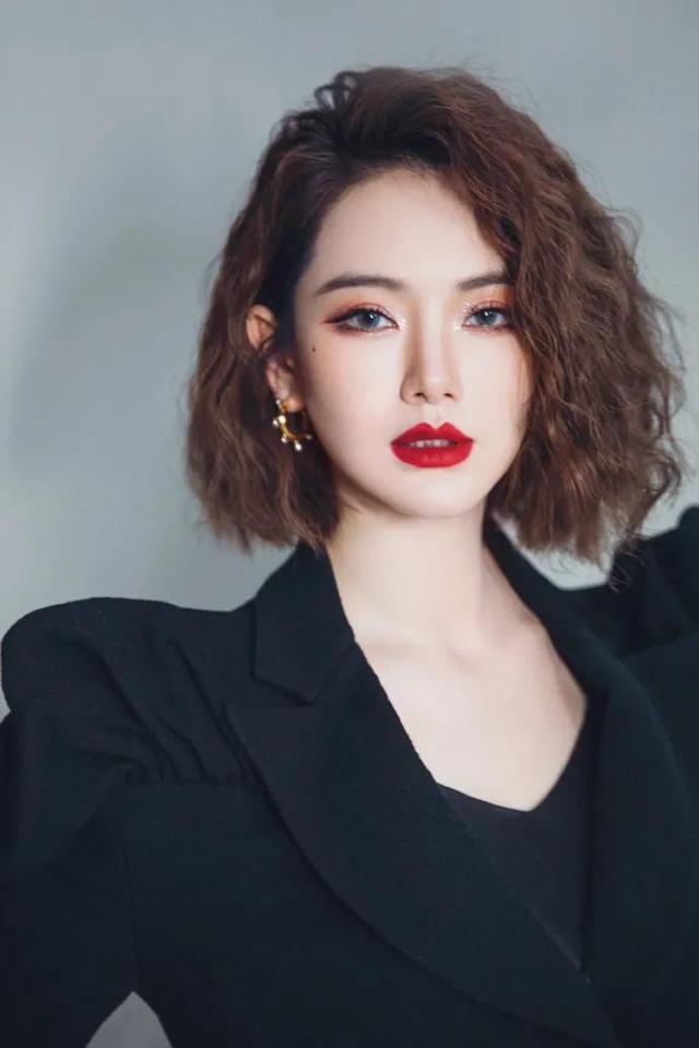100个美女高清写真|酷酷超幸福的戚薇
