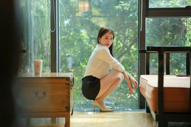 沙发上的性感丝袜高跟模特小婕