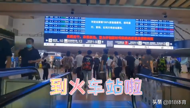 萌翻!跳水冠军王涵大巴上捏脸张家齐,肉肉的小脸蛋嫩得能掐出水
