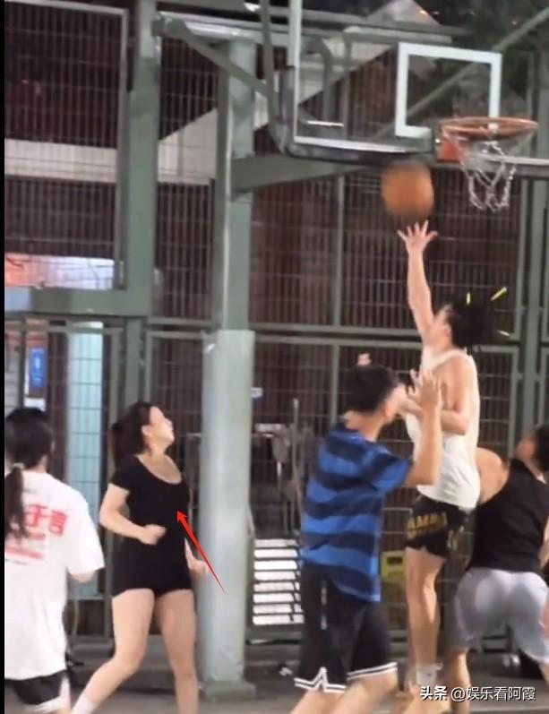 上海一美女穿低胸紧身装打球,晃晕全场男生,网友:篮球也能擦边
