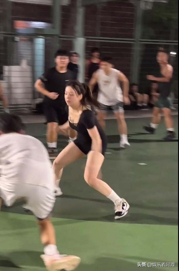 上海一美女穿低胸紧身装打球,晃晕全场男生,网友:篮球也能擦边