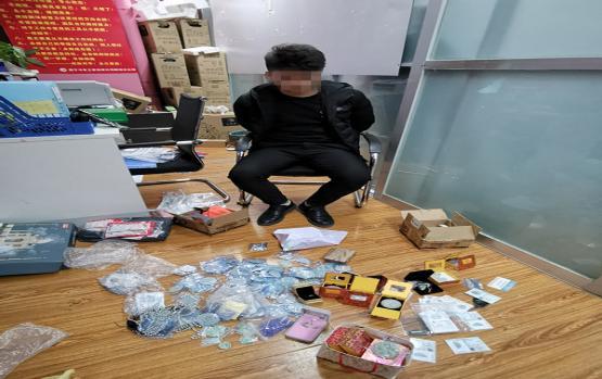 美女直播卖玉石,警察突然闯进来了