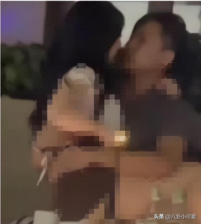 女子在咖啡店与男友激情亲吻,尺度大到被店家拉黑,怒给差评报警