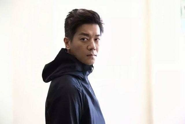 TVB知名男星黎诺懿新剧牺牲大,在浴缸里接吻,全裸演出镜头被删