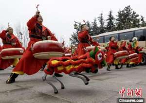 (新春走基层)山西晋城上演“元宵狂欢”:赛博舞狮 花样民俗 国潮灯会
