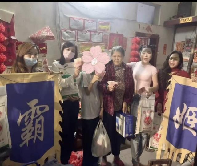 “波霸奶茶”老板娘因穿着性感被举报,回应:如此穿着是为带货助农,身材突出也有穿衣自由