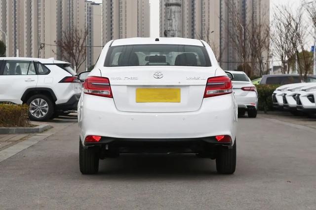 称职的家用代步车，油耗低至4.9L，售价8.78万元，丰田YARiS L致享