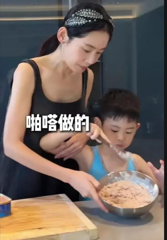 韩流妈妈秋瓷炫秀厨艺,6岁儿子变身小厨神,跨国美食引热议
