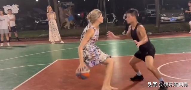上海一美女穿低胸紧身装打球,晃晕全场男生,网友:篮球也能擦边