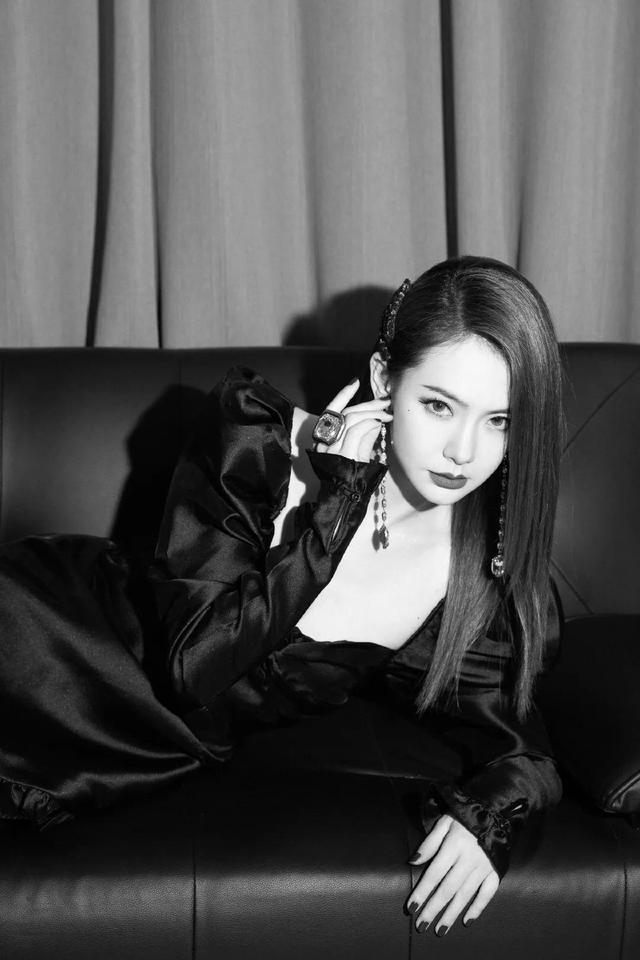 100个美女高清写真|酷酷超幸福的戚薇