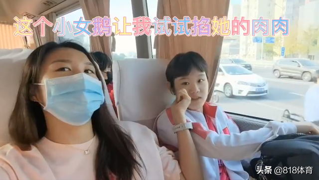 萌翻!跳水冠军王涵大巴上捏脸张家齐,肉肉的小脸蛋嫩得能掐出水