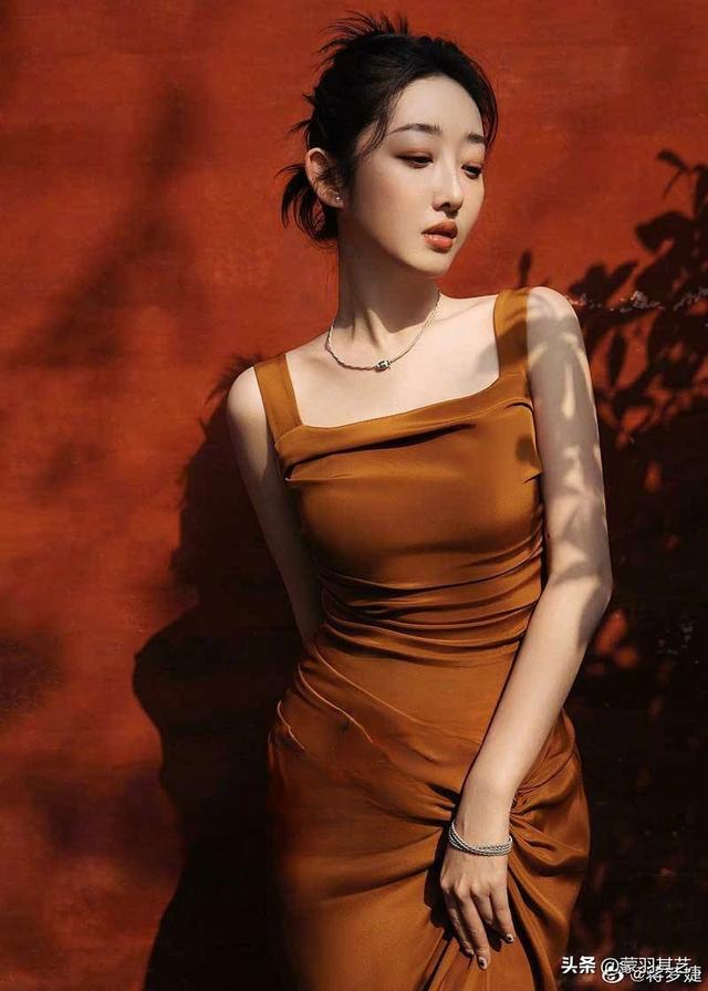 蒋梦婕被偷拍裙底风光,又被勒索“毁其后半生”,但她没有屈服