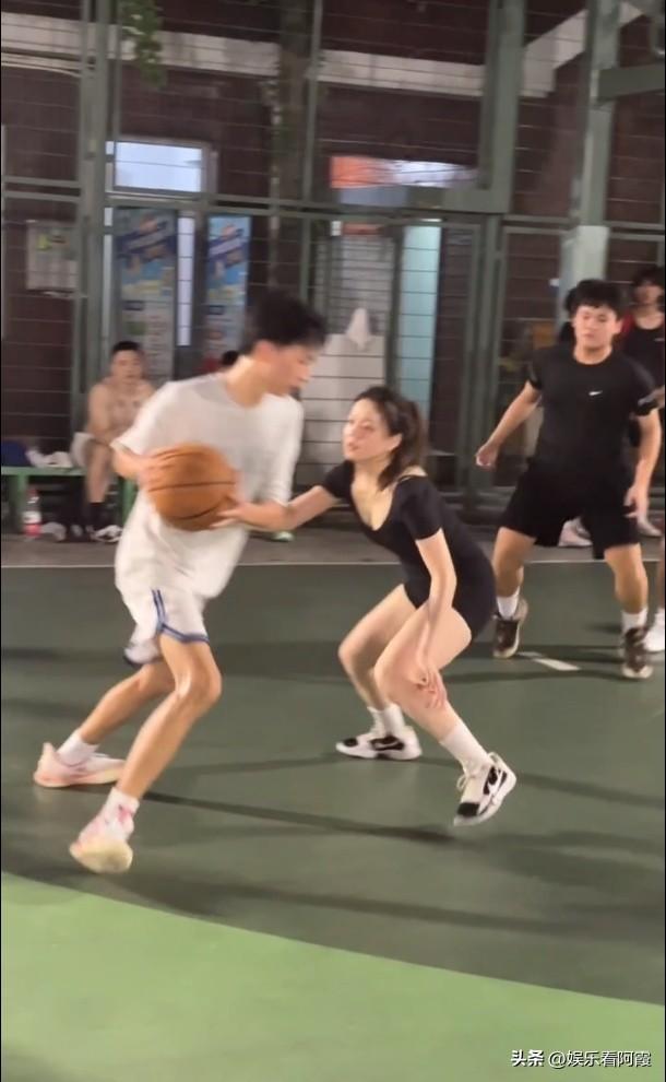 上海一美女穿低胸紧身装打球,晃晕全场男生,网友:篮球也能擦边