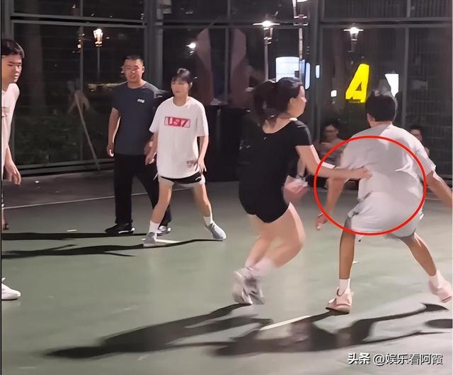 上海一美女穿低胸紧身装打球,晃晕全场男生,网友:篮球也能擦边