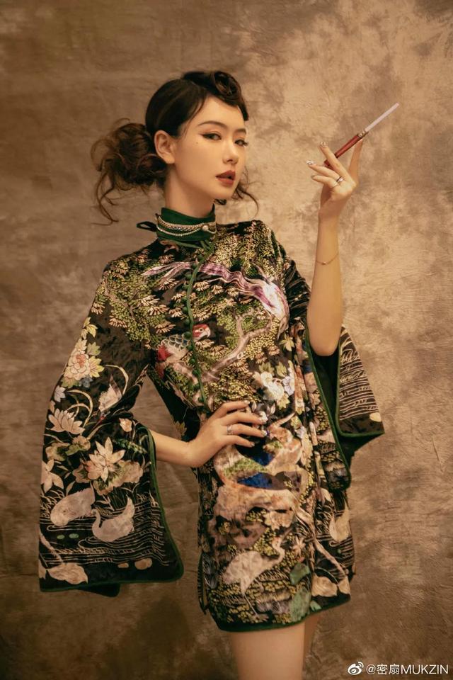 100个美女高清写真|酷酷超幸福的戚薇