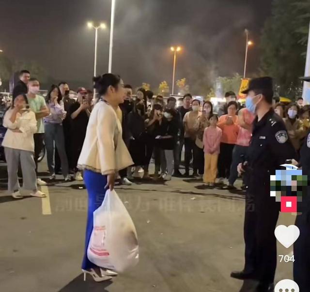 “波霸奶茶”老板娘因穿着性感被举报,回应:如此穿着是为带货助农,身材突出也有穿衣自由