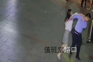美女光脚被(美女酒后光脚抓了警察这个地方，被拘留了)