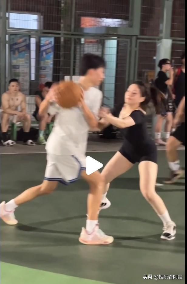 上海一美女穿低胸紧身装打球,晃晕全场男生,网友:篮球也能擦边