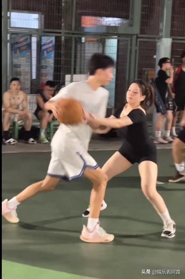 上海一美女穿低胸紧身装打球,晃晕全场男生,网友:篮球也能擦边