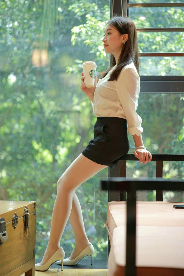 沙发上的性感丝袜高跟模特小婕