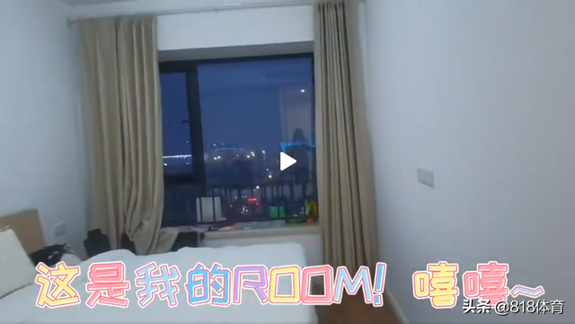 萌翻!跳水冠军王涵大巴上捏脸张家齐,肉肉的小脸蛋嫩得能掐出水
