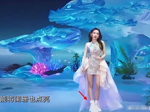 程潇跳舞一半脚崴了,美女倒地表情太真实,内娱太卷女偶像太拼
