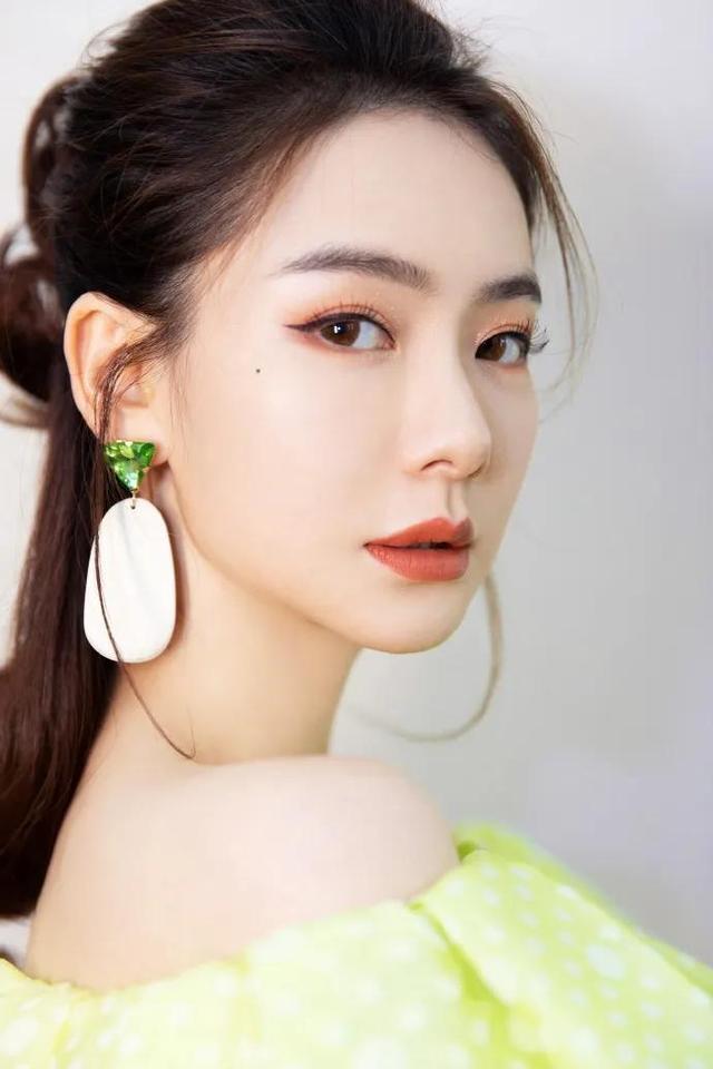 100个美女高清写真|酷酷超幸福的戚薇
