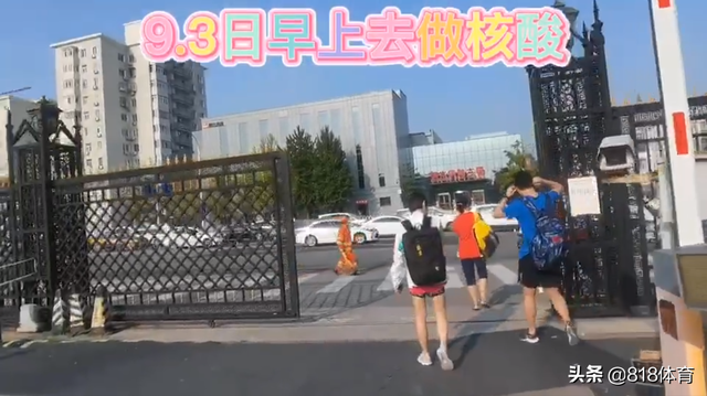 萌翻!跳水冠军王涵大巴上捏脸张家齐,肉肉的小脸蛋嫩得能掐出水