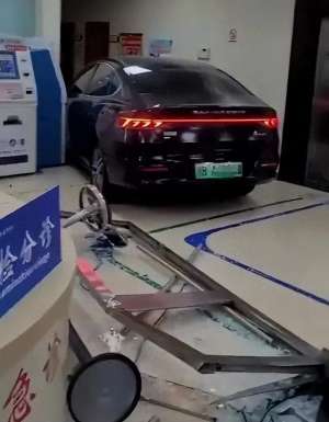 急救消防汽车(一片狼藉电动汽车冲进急诊大厅，医院回应→)