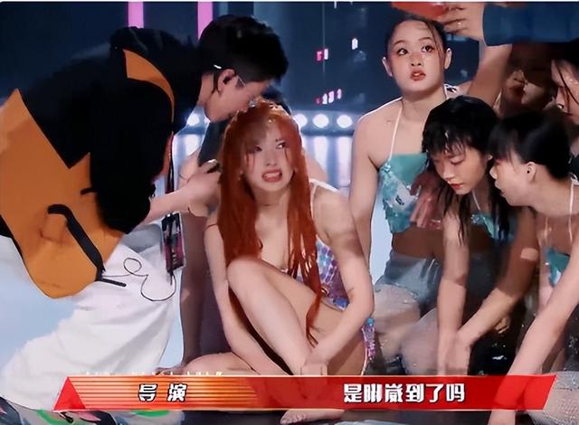 程潇跳舞一半脚崴了,美女倒地表情太真实,内娱太卷女偶像太拼