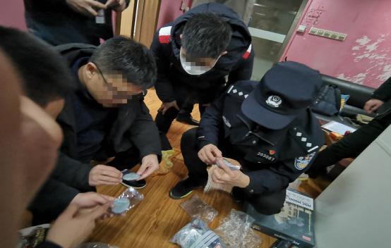 美女直播卖玉石,警察突然闯进来了