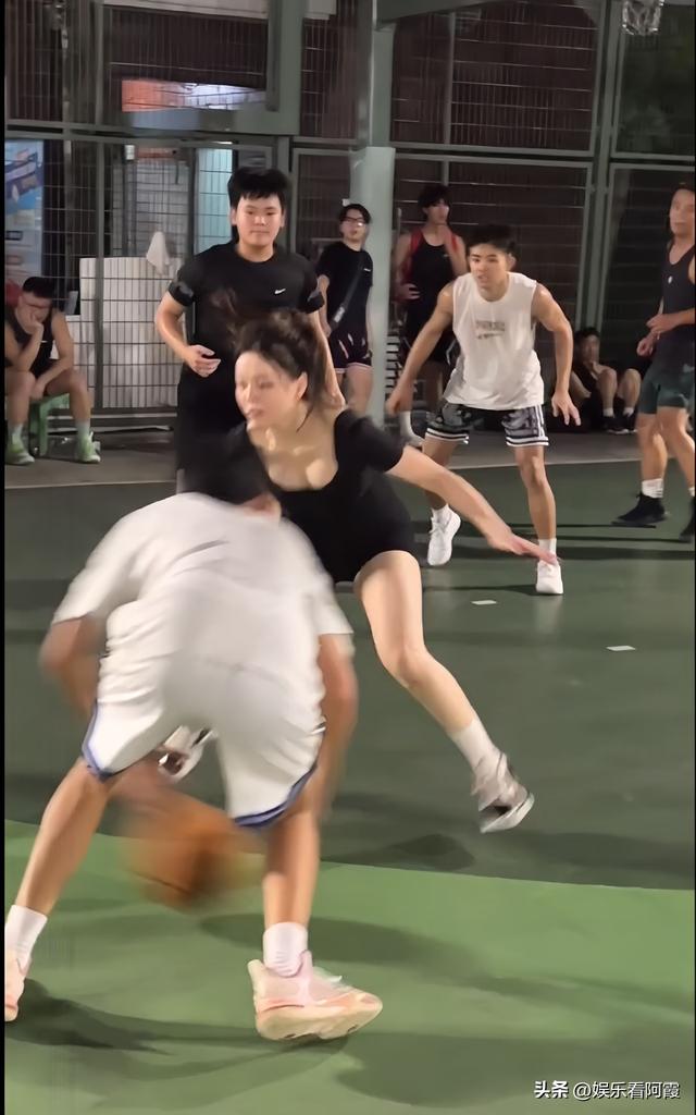 上海一美女穿低胸紧身装打球,晃晕全场男生,网友:篮球也能擦边
