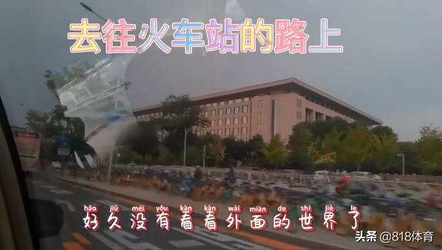 萌翻!跳水冠军王涵大巴上捏脸张家齐,肉肉的小脸蛋嫩得能掐出水