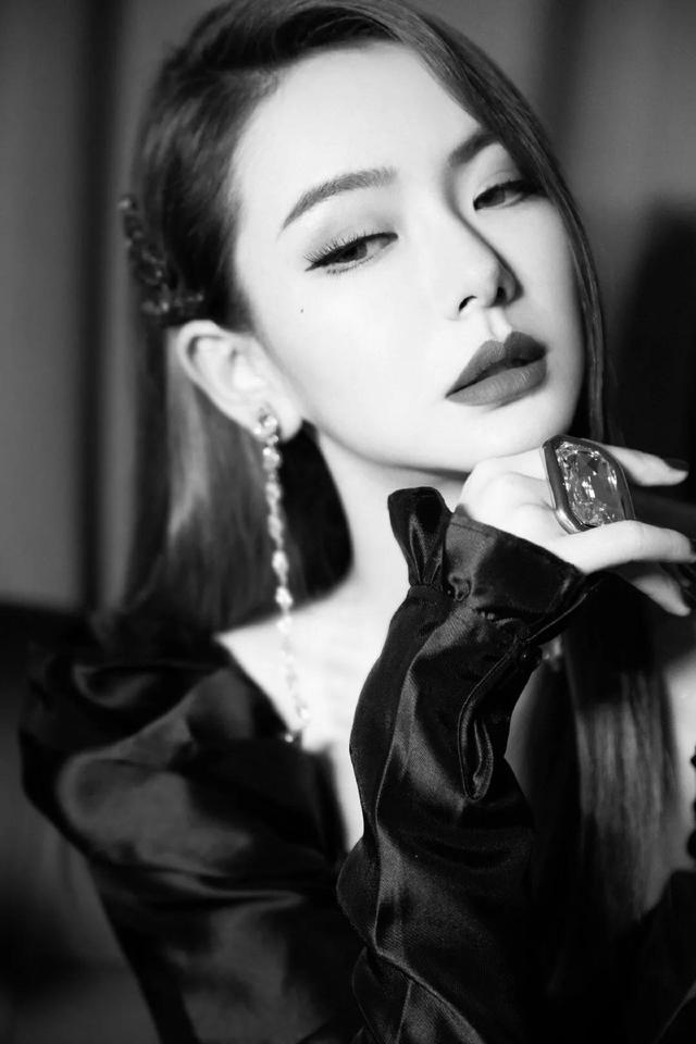 100个美女高清写真|酷酷超幸福的戚薇