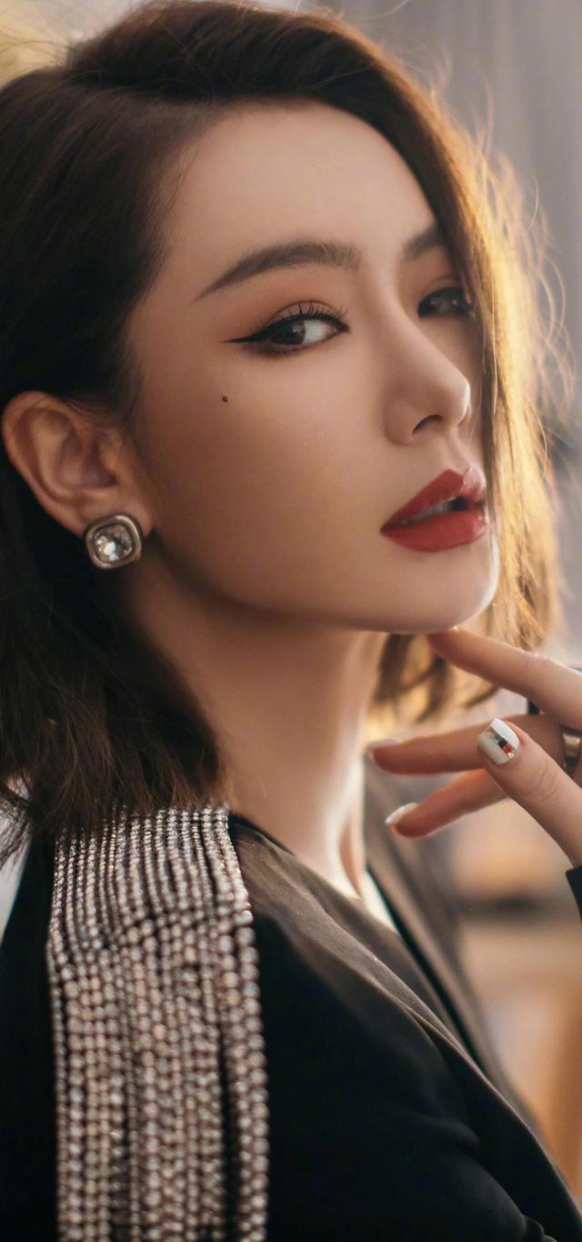 100个美女高清写真|酷酷超幸福的戚薇