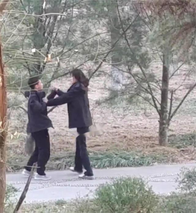 小情侣吵架大打出手 男的被重拳出击,直接放倒