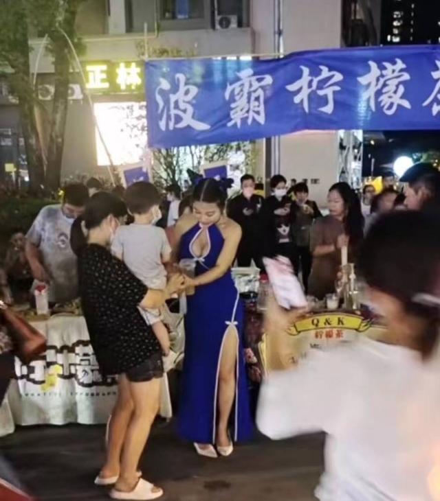 “波霸奶茶”老板娘因穿着性感被举报,回应:如此穿着是为带货助农,身材突出也有穿衣自由