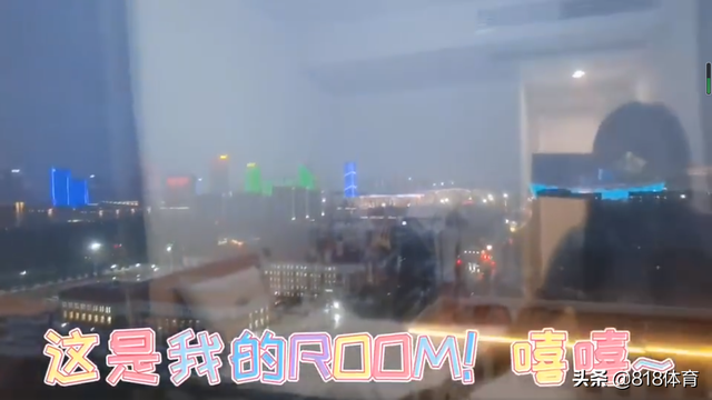 萌翻!跳水冠军王涵大巴上捏脸张家齐,肉肉的小脸蛋嫩得能掐出水