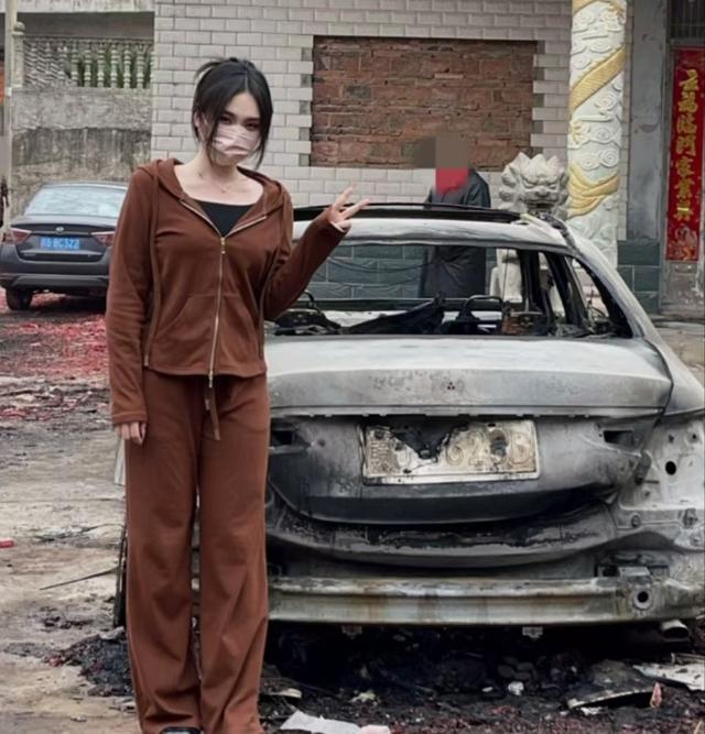 江西九江,祠堂前奔驰车被烧!车主淡定比耶拍照,一日涨粉超六千