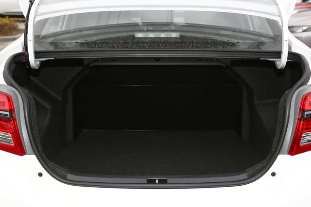 称职的家用代步车，油耗低至4.9L，售价8.78万元，丰田YARiS L致享
